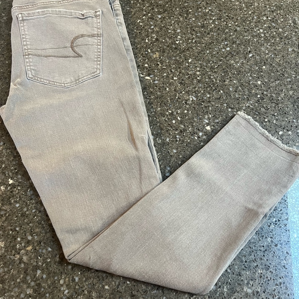 American Eagle Light Gray Distressed Raw Hem Jegging Crop Ankle Jeans Size 6 EUC
